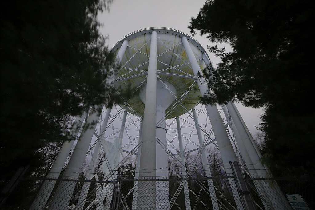 Tank On Stilts Water tower in Rotterdam, N.Y. With low clo… Flickr