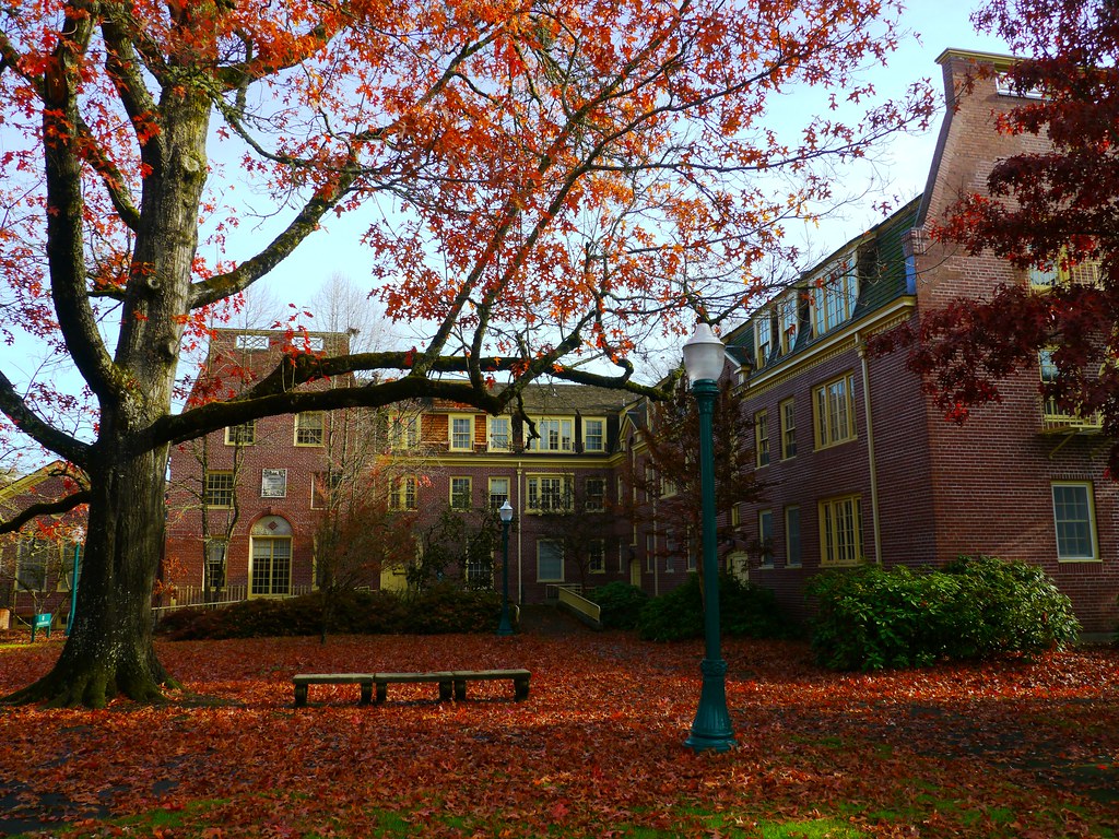 Autumn comes to Hendricks Hall on the University of Oregon… Flickr