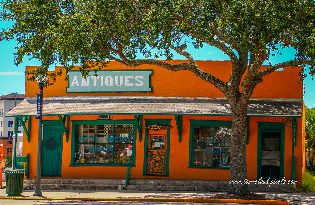 Antiques and Oak This antique shop, under an old oak tree,… Flickr