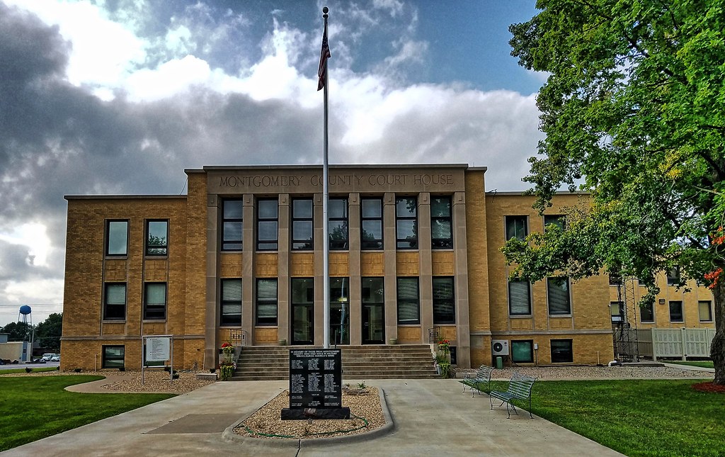 Montgomery County Courthouse Montgomery City MO (2) Flickr