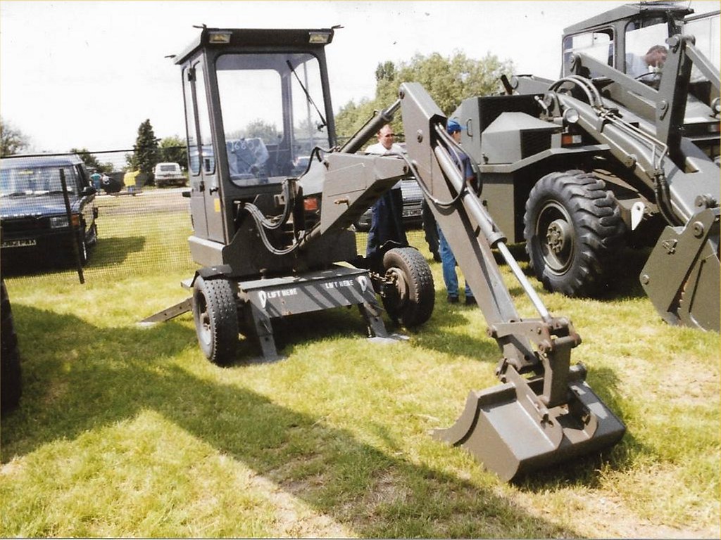 71KG95 71KG95 Army Smalley 2 wheel towed excavator. Ph… Flickr