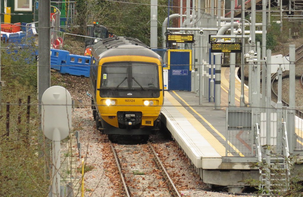 165124 West Ealing Great Western Railway Class 165 unit … Flickr