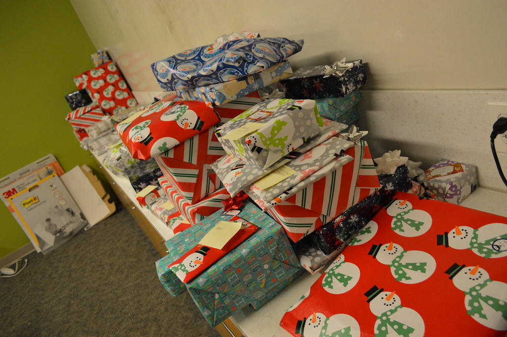 Gift Wrapping Volunteers Photos of Gift Wrapping Volunteer… Flickr