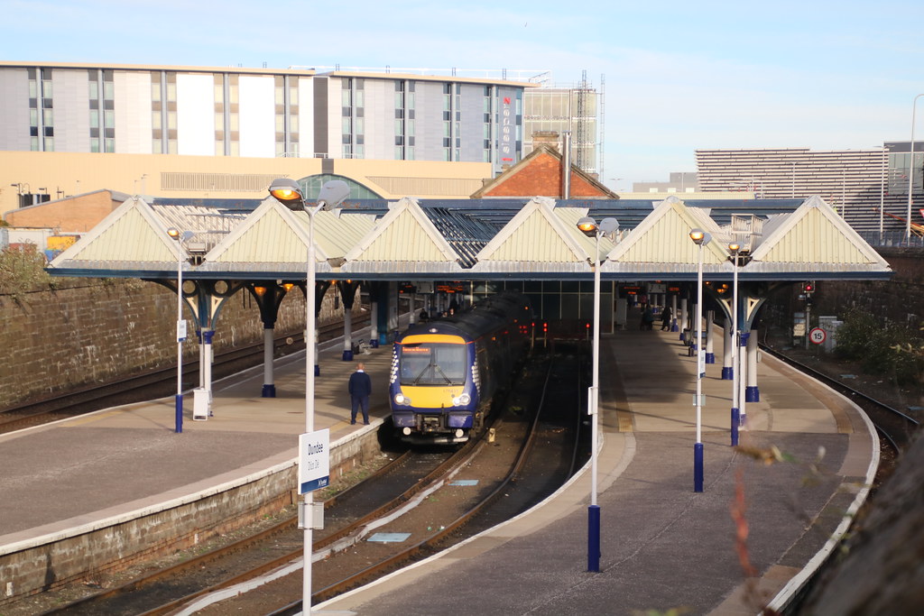 DUNDEE station with 170431 in bay platform 20181024 Flickr