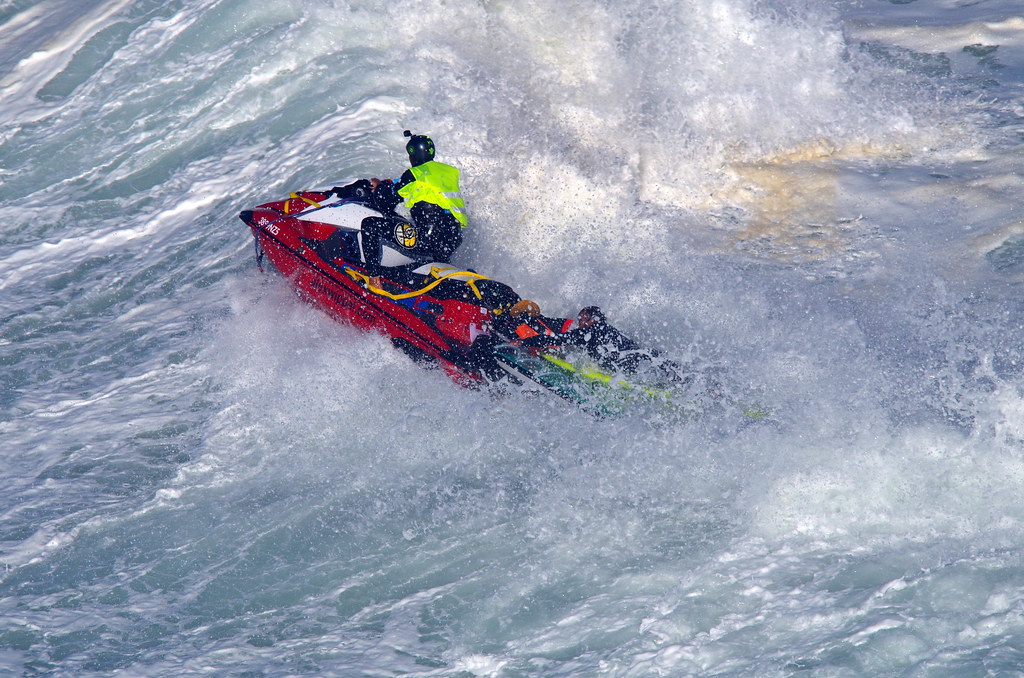 Nazare jet ski dans la tourmante. BROU Flickr