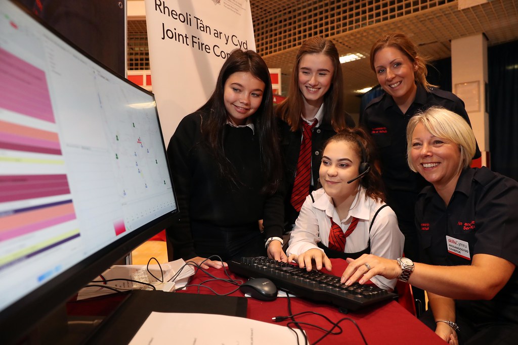 Holly Jones (left), Ysgol Gyfun Cwm Rhymni (3) Optimus Education Flickr