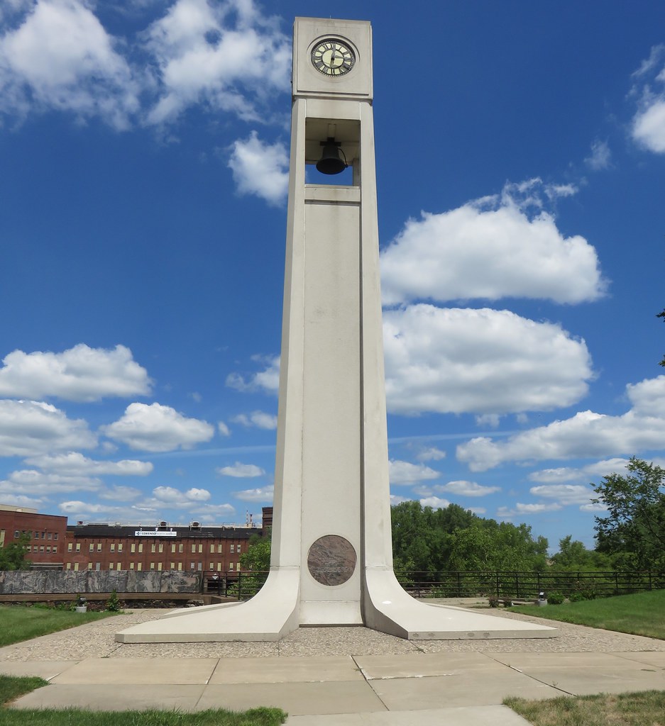 Wisconsin Rapids Memorial Clock and Bell Tower (Wisconsin … Flickr