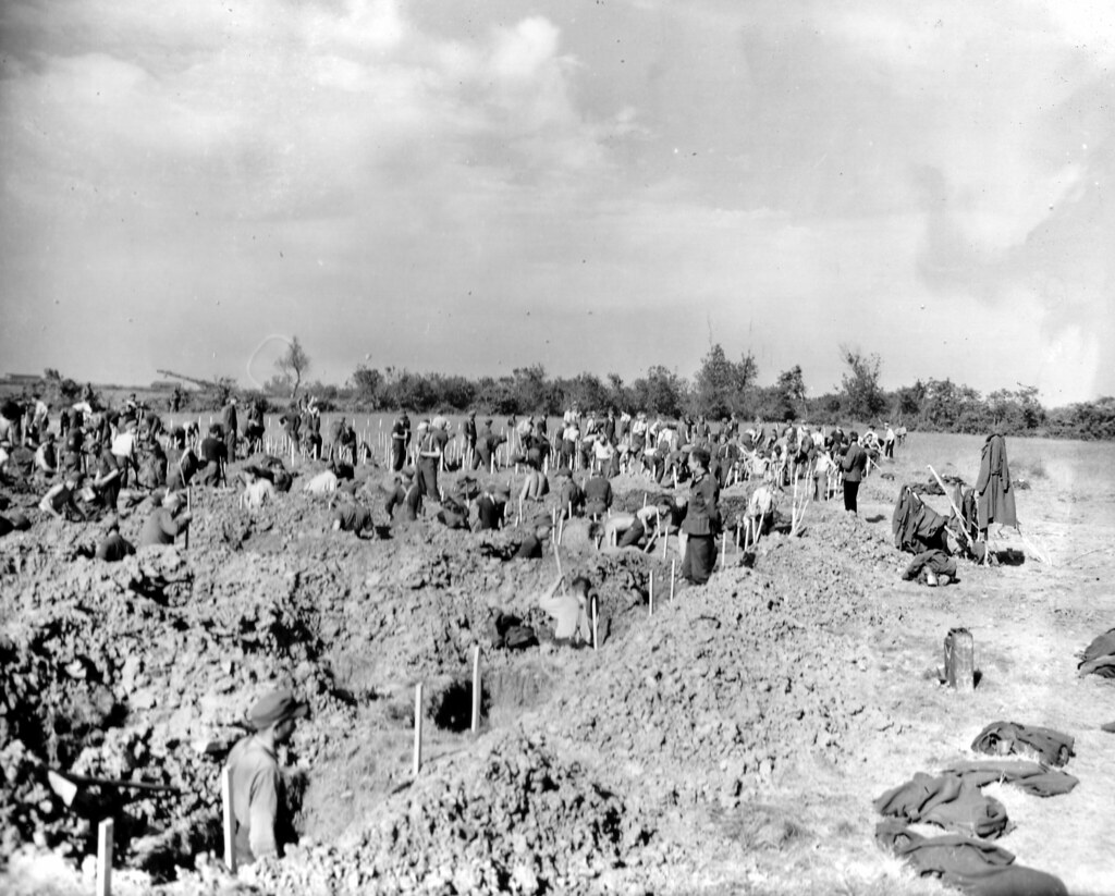 p012857 Des dizaines de prisonniers allemands creusent des… Flickr