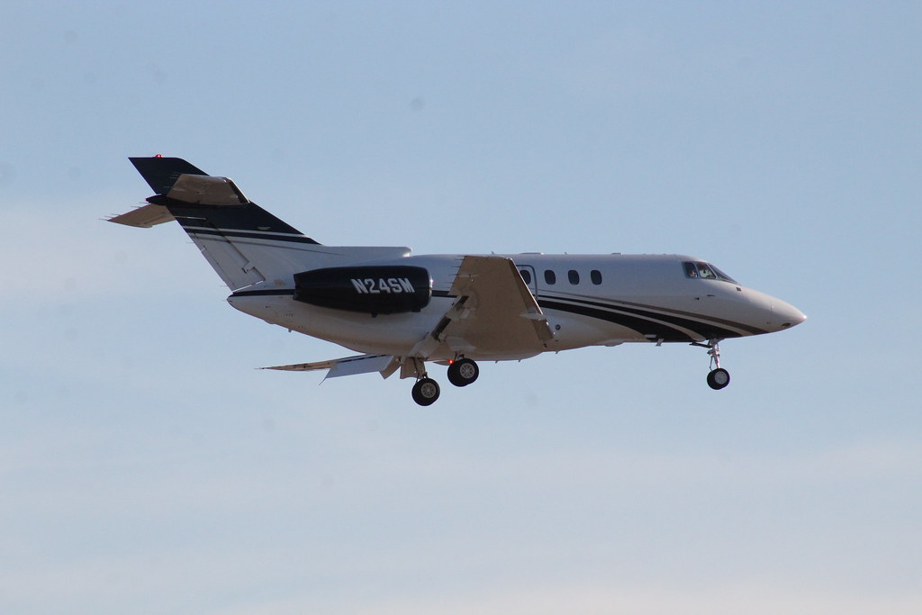 N24SM, Hawker 800XP, approach KCLE runway 24R from KSRQ Flickr