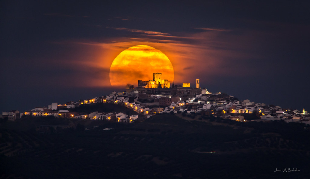 Cae la noche y sale la Luna llena sobre el castillo de Esp… Flickr