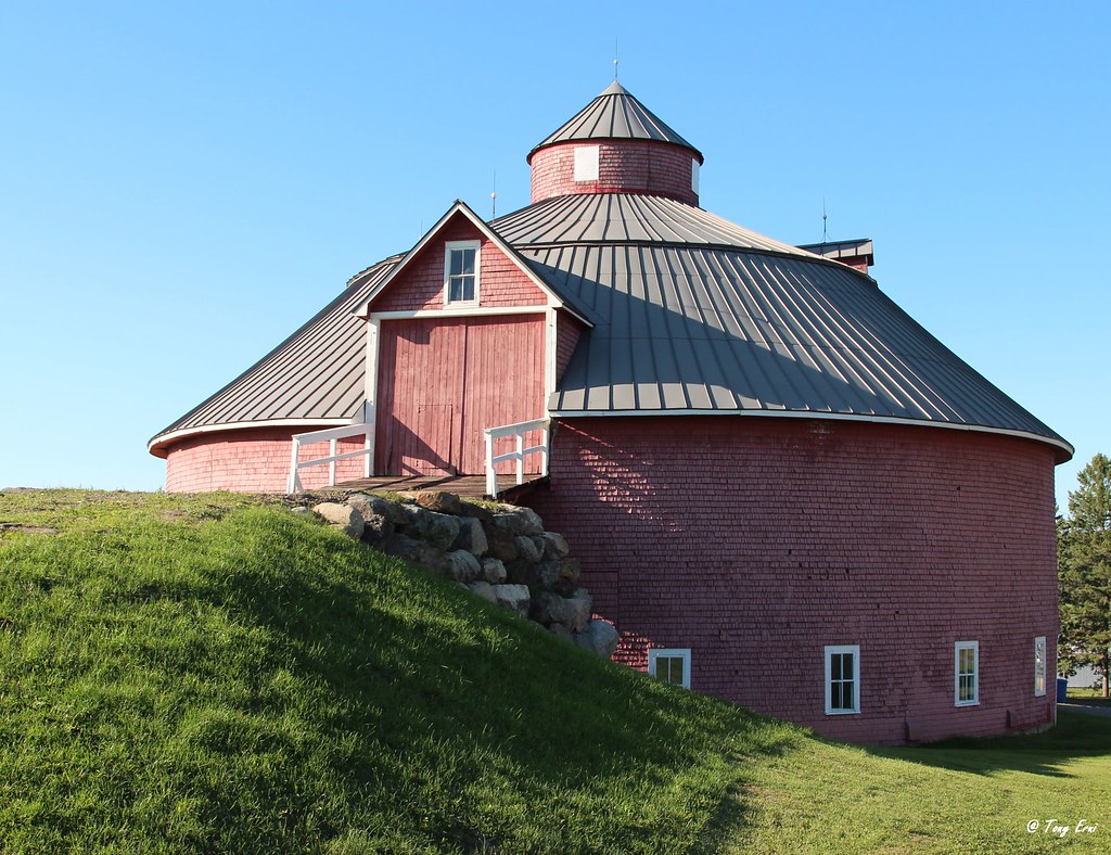 Red Round Barn Round barns were popular from early 1900s t… Flickr