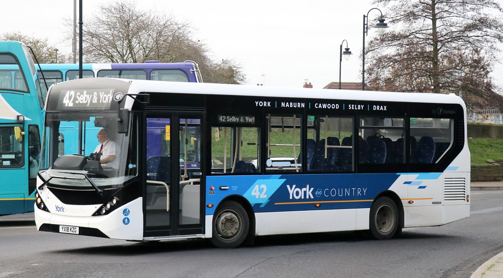 Transdev York 727 YX18KZG at Selby Bus Station with a 42 s… Flickr