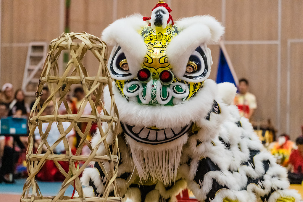 2nd Traditional Lion Dance Display A curious Lion looking … Flickr