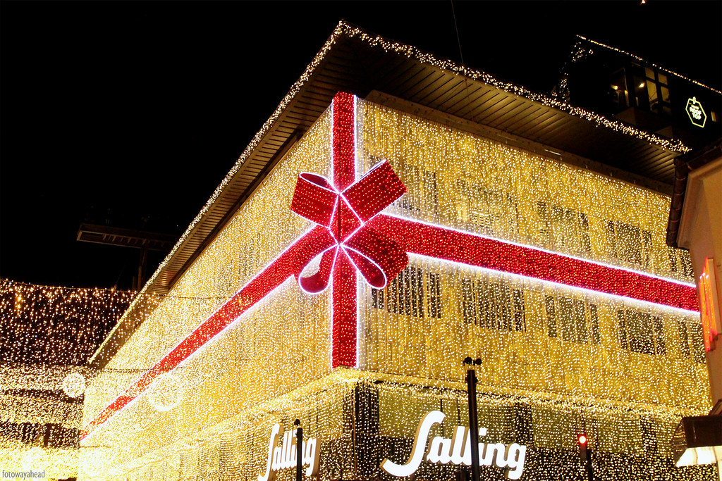 Gift wrapping ) Salling Department Stores, Aarhus, Denma