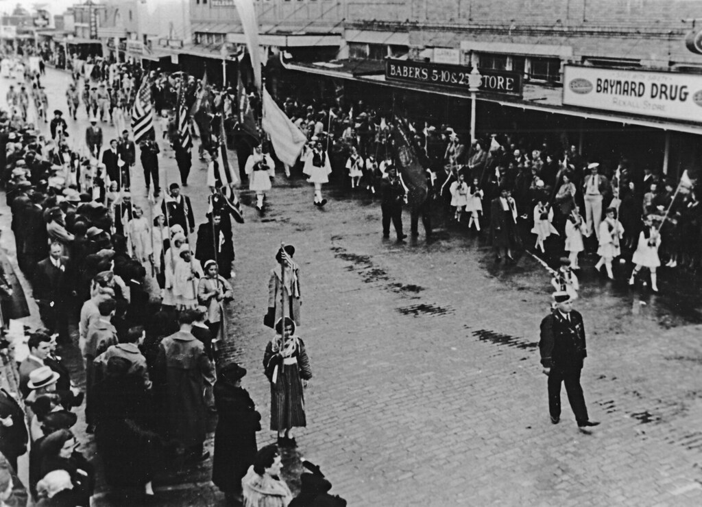 Tarpon Avenue Parade (1940s) Jeff Miller Flickr