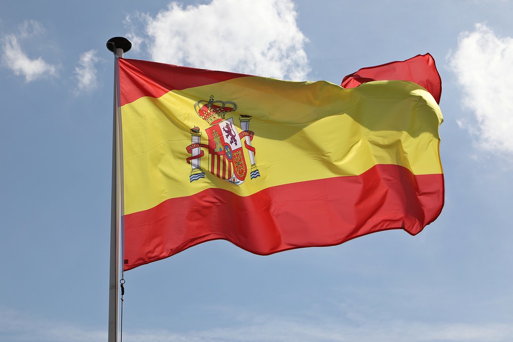 La Rojigualda Flag of Spain next to the Torre del Oro in S… Flickr