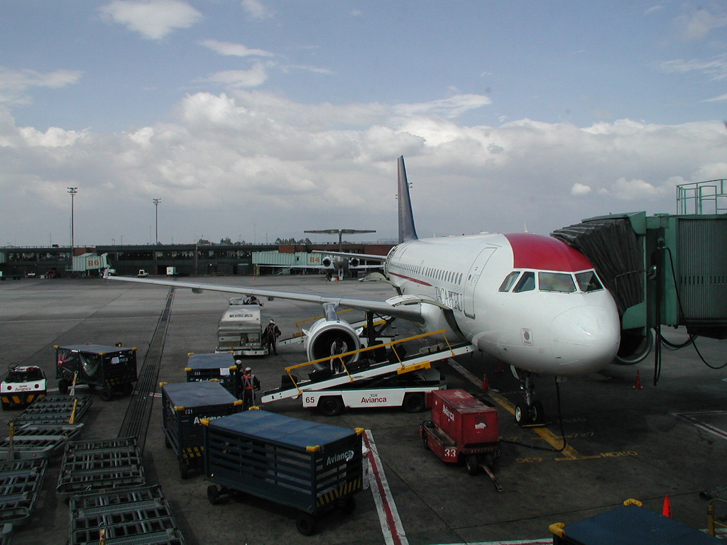 Vuelo QuitoBogotaCaracas El elefante aéreo espera con su… Flickr