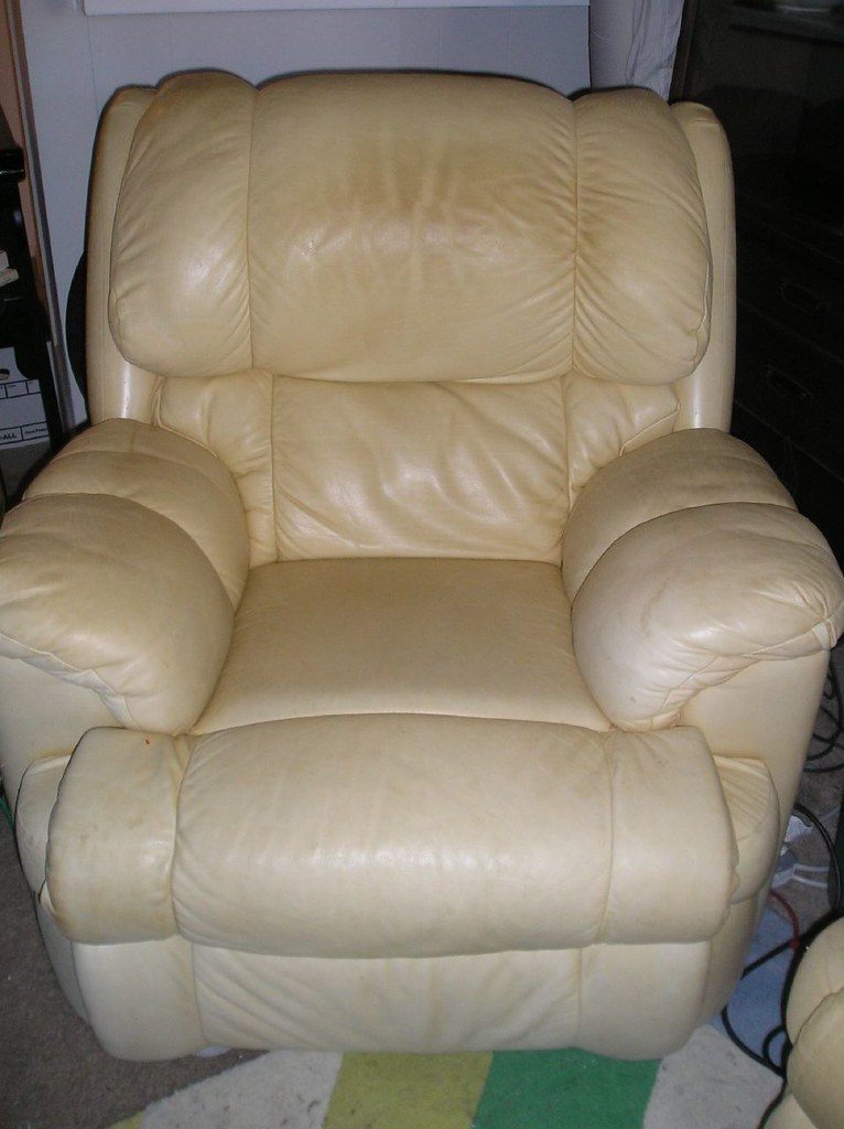 BUTTER YELLOW LEATHER RECLINER Also have matching couch wh… Flickr