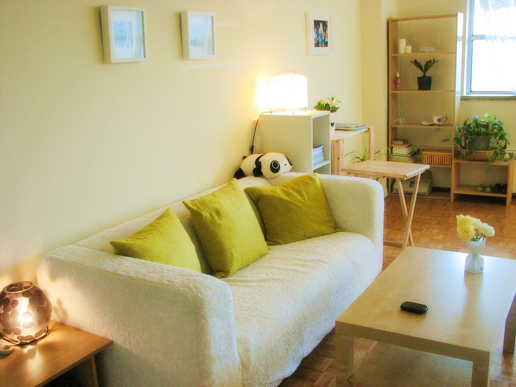 客厅 Twobedroom apartment, 现出租其中一间卧室. 卧室家具齐全, 包括queen size床… Flickr