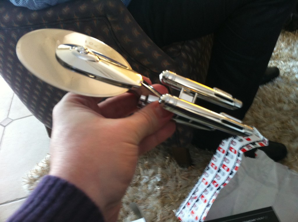 Everyone needs the star trek pizza cutter moby.to/2y1a0q Maarten