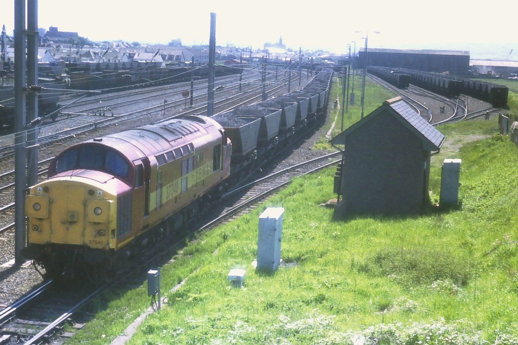 Ayr Falkland Yard 37040 19051999 37040 shunts a rake… Flickr