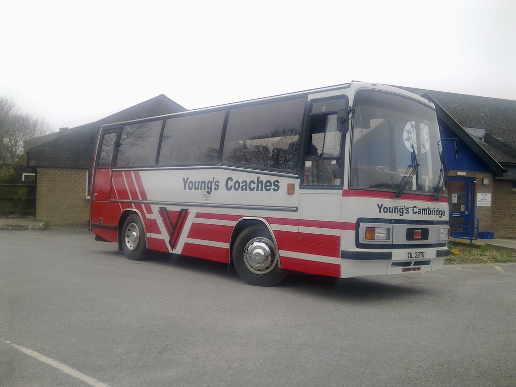 Youngs Coaches TIL2878 (Hardwick Primary School Bedford YM… Flickr