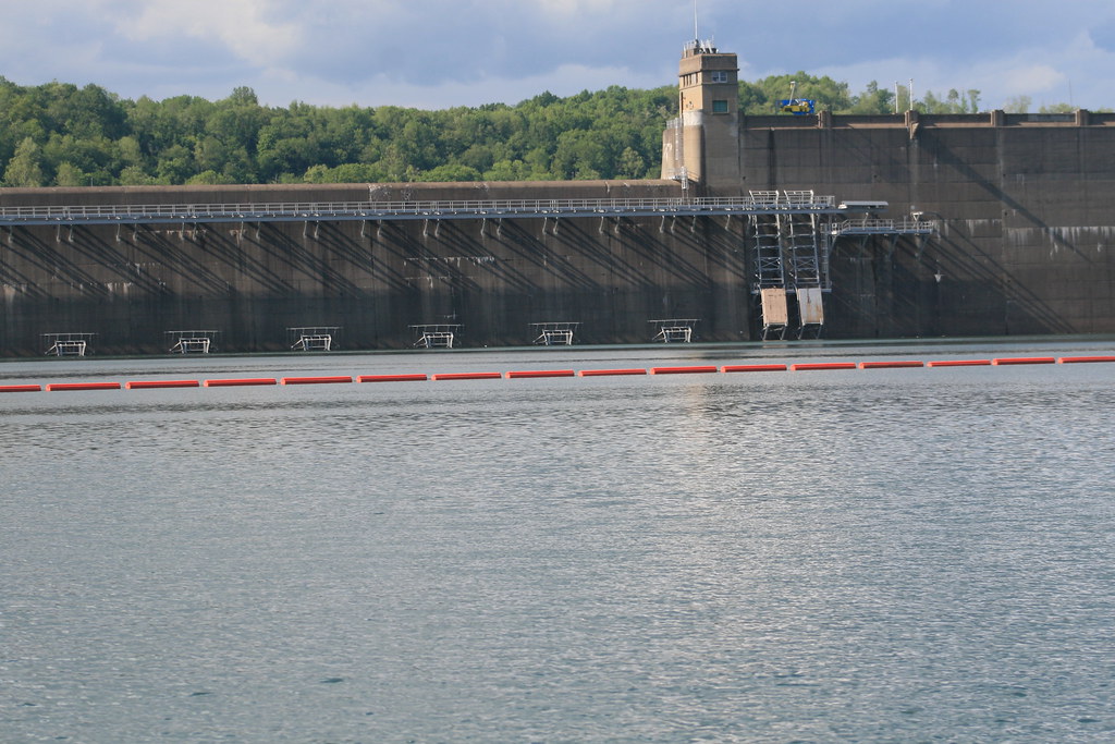 Tygart Dam Log Boom Tuffboom log boom and boat barrier at … Flickr