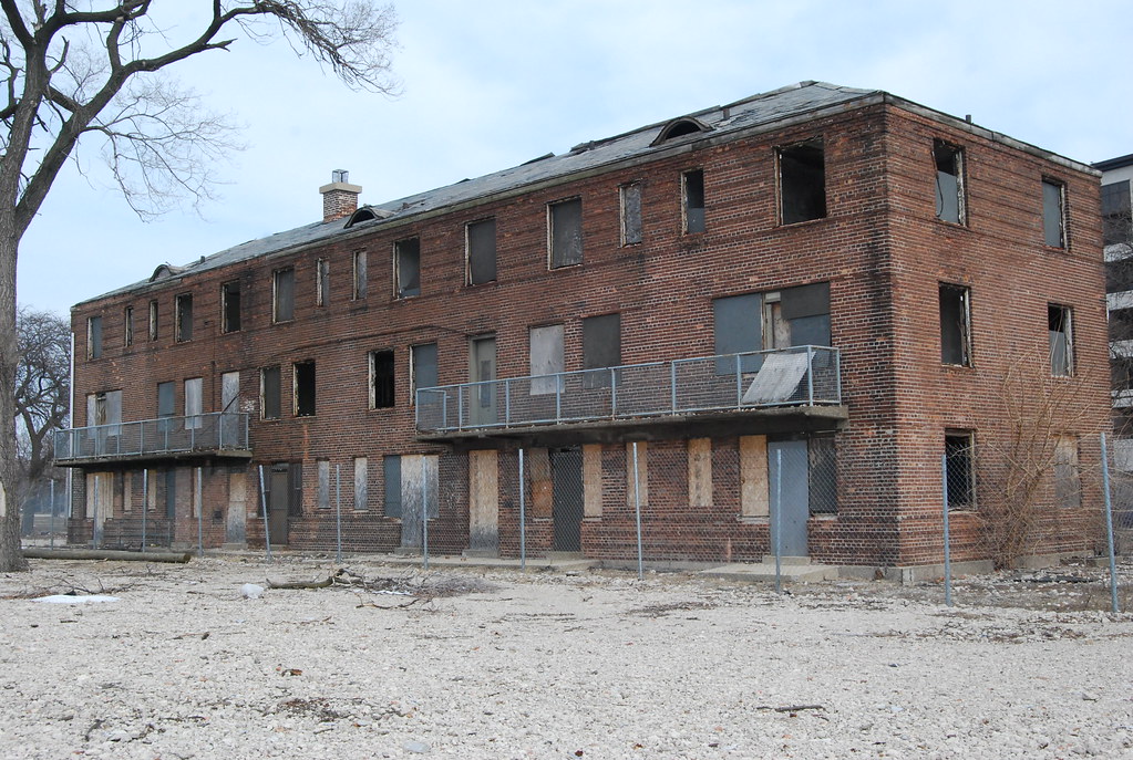 The CHA's Ida B. Wells Homes, 3story apartment Note the d… Flickr