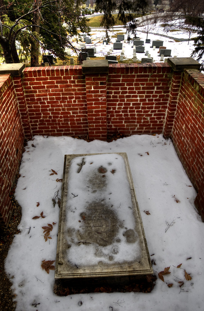 007 One of the oldest graves at Arlington Cemetery. OmegaMoth Flickr