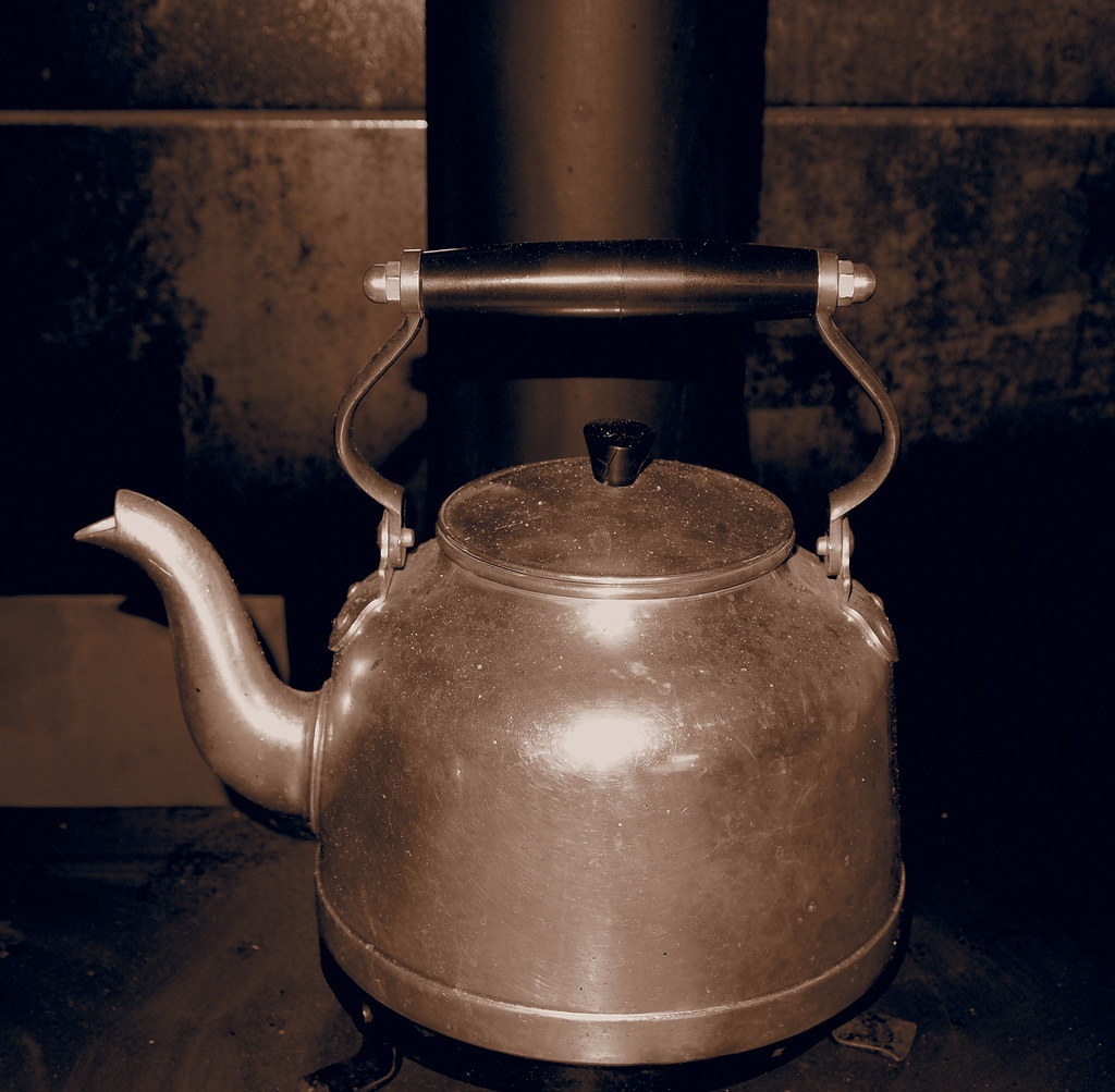 Old tin kettle with bakelite handle AN old kettle but grea… Flickr
