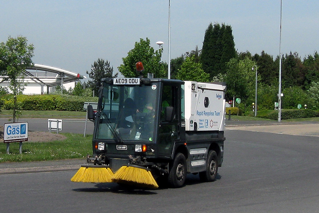 AE09ODU Street Sweeper AE09ODU Street Sweeper in service w… Flickr