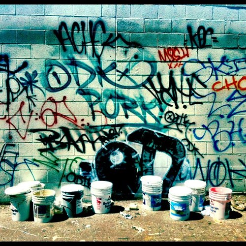 Graffiti and paint buckets Alonso Vargas Flickr