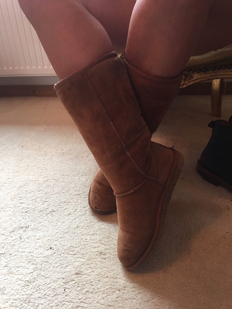 sl1600 (45) ugg boot tight stretched hole a.r.m.c Flickr