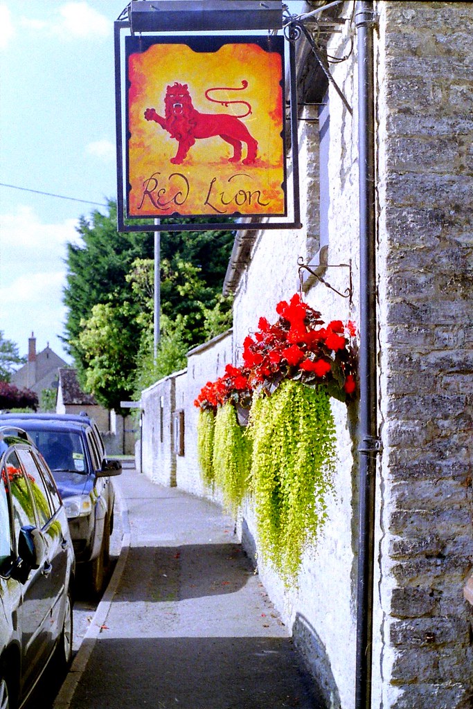 The Red Lion, Stratton Audley Steven Uttley Flickr