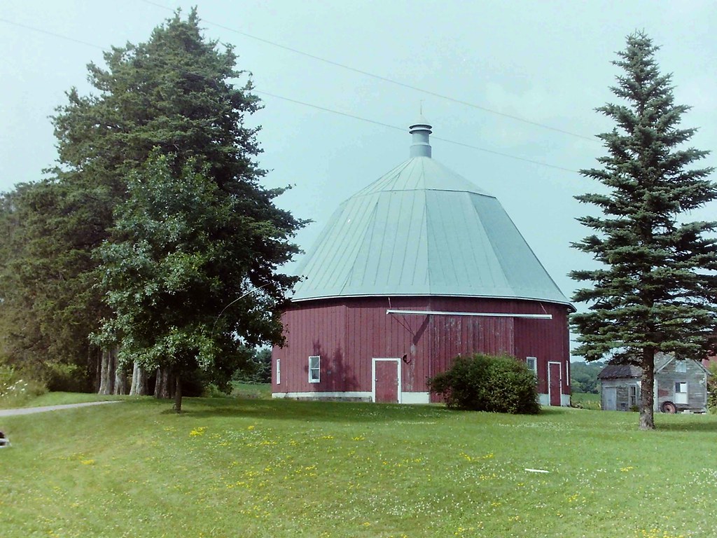 CIRCULAR BARN ON HWY 33 Between Barabo and Portage, WI Can… Flickr
