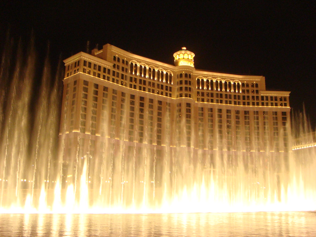 Bellagio fountains Caught them right before the end!! Vinnie C Flickr