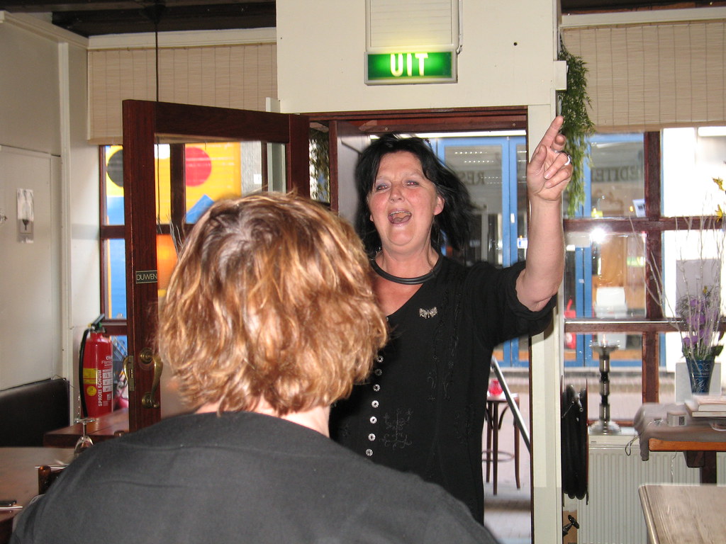 YEAH!!!! uit je bol gaan op de muziek in restaurant Asher … Flickr