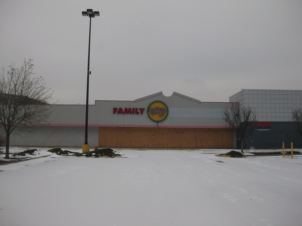 Family Toy Warehouse Vacant since long before the WalMart… Flickr