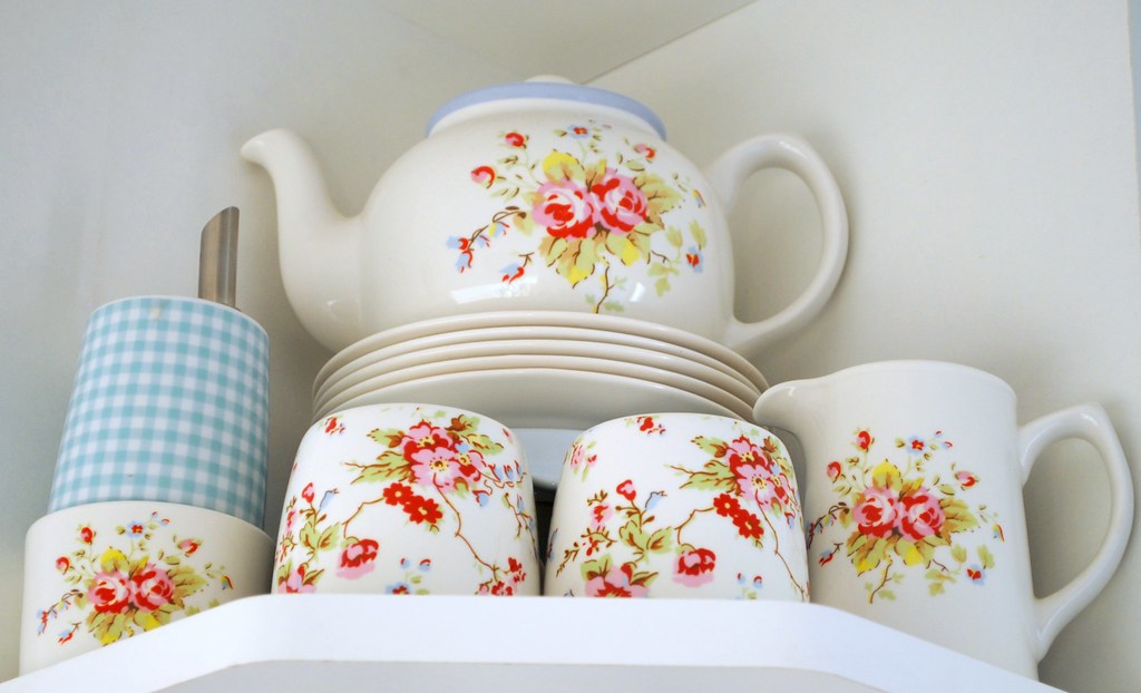 Tea set on my new kitchen shelves In my new Kitchen toriejayne Flickr