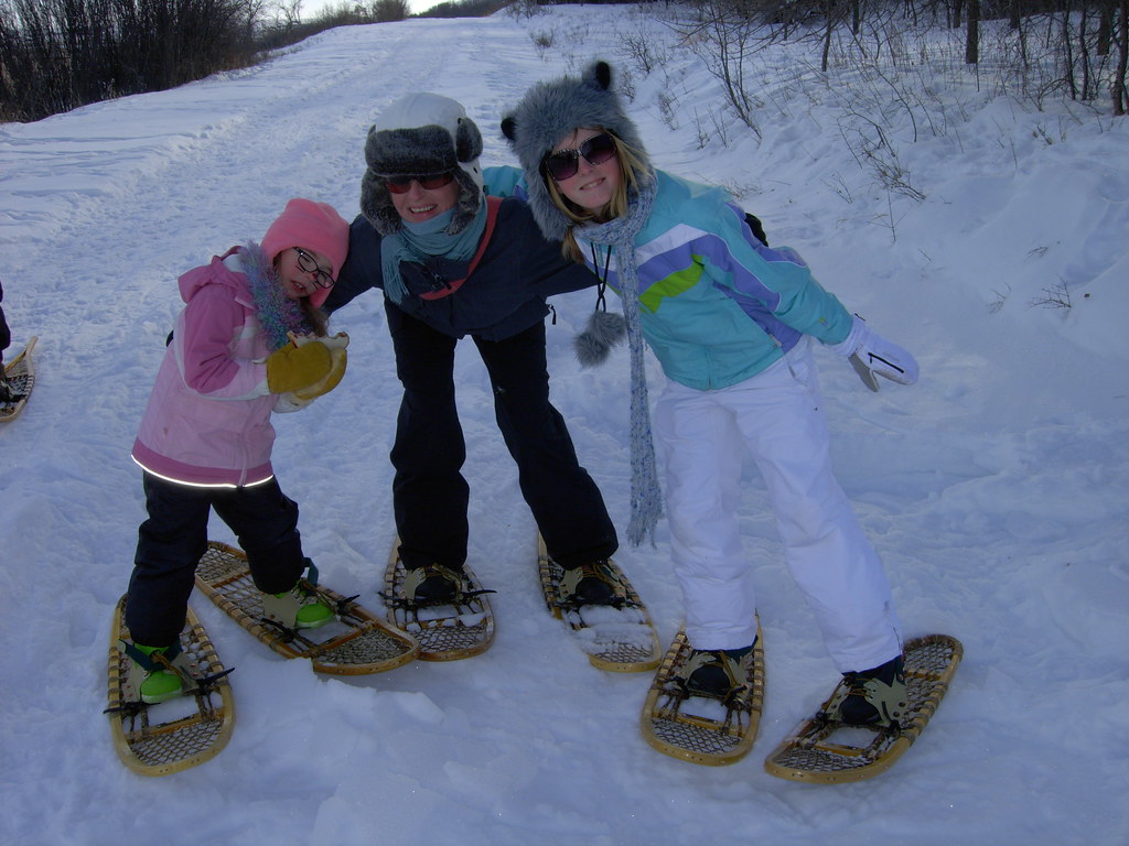 Snowshoeing in Des Lacs NWR These gals know how to have fu… Flickr