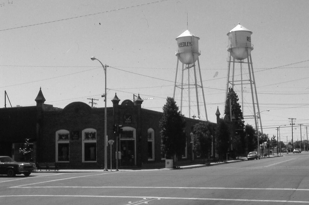 Reedley Street scene in downtown Reedley with its twin wat… Flickr