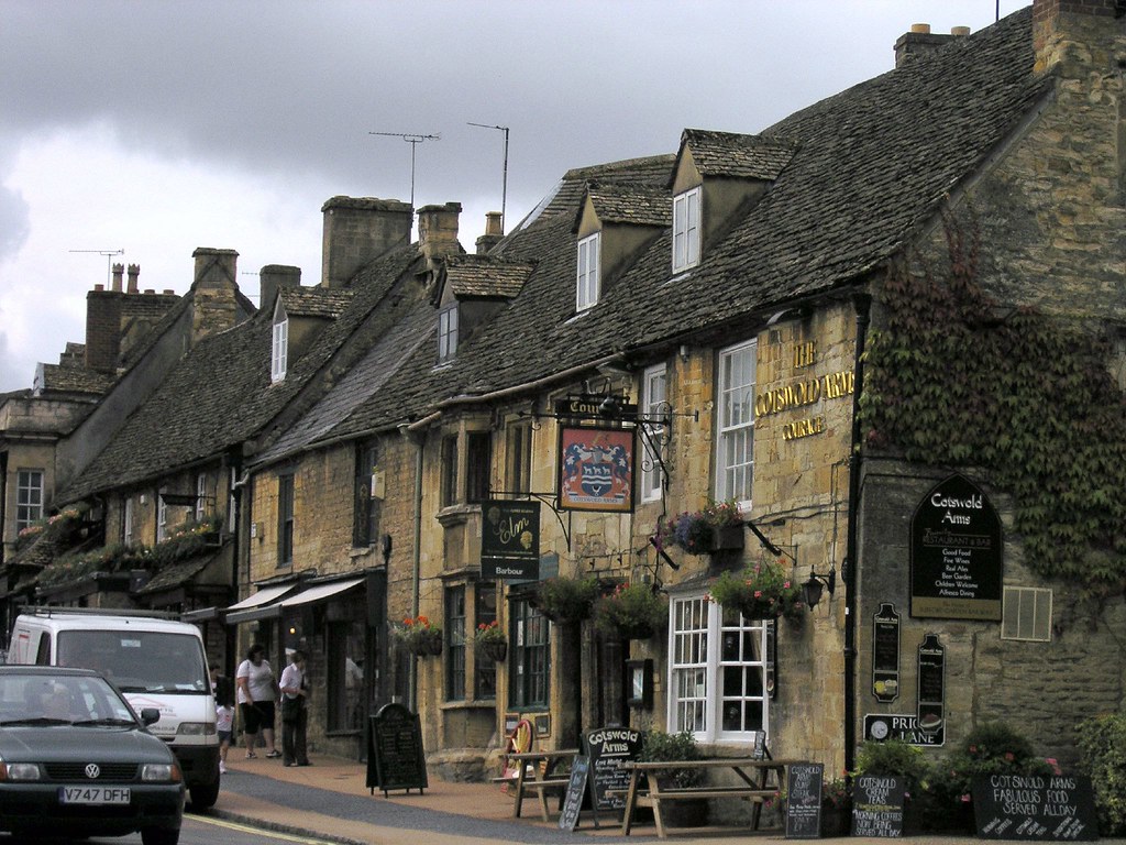 P8120035Burford, England The town of Burford, generally r… Flickr