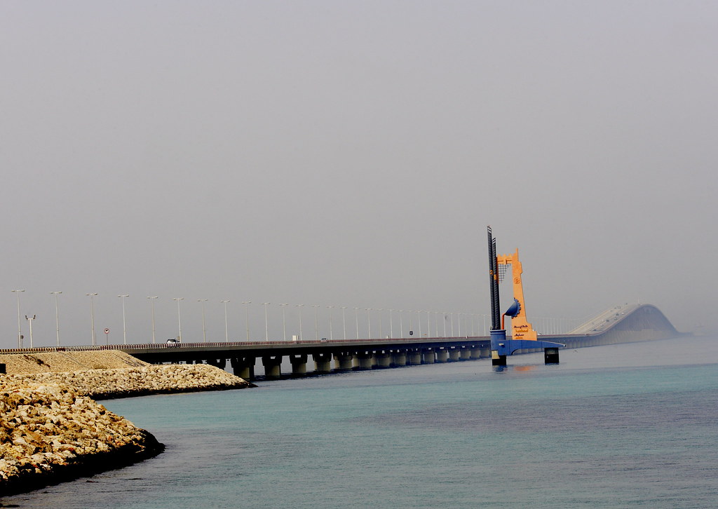 SAUDI BAHRAIN CAUSEWAY the causeway bridge with sabic hade… Flickr