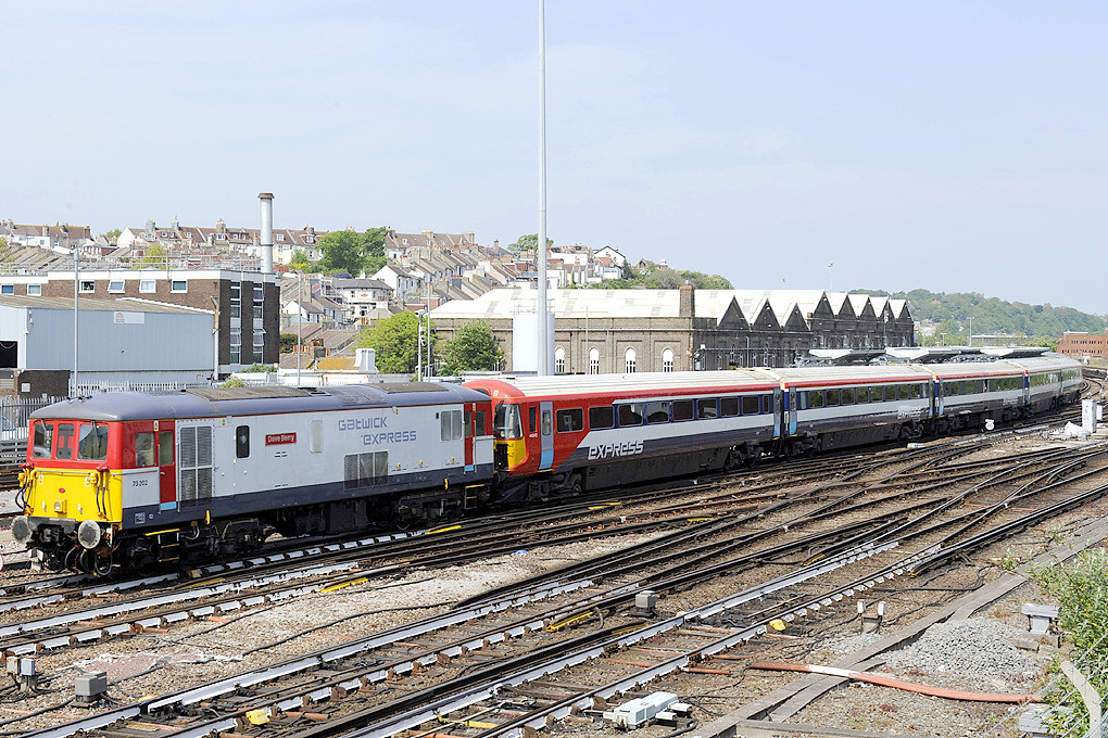 73202 73202 + 442412 working in to lover Walk depot with t… Flickr