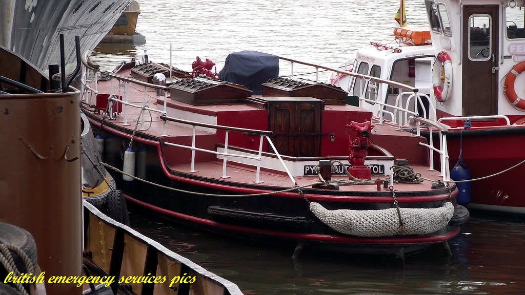 PYRONAUT BRISTOL FIRE BOAT Bristol docks lee British Fire Rescue
