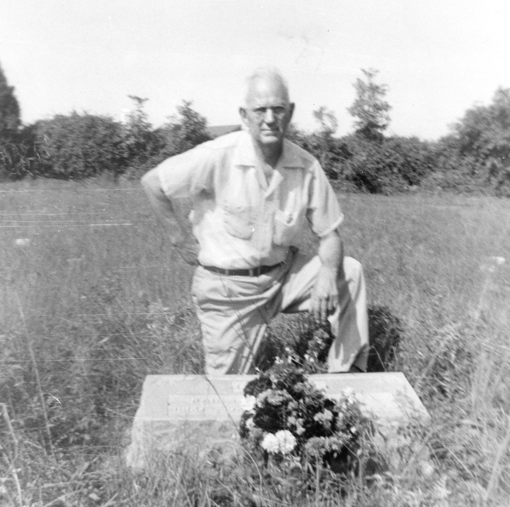 family photo Crewe gravesite circa 1960 H. Melvin Teague… Flickr
