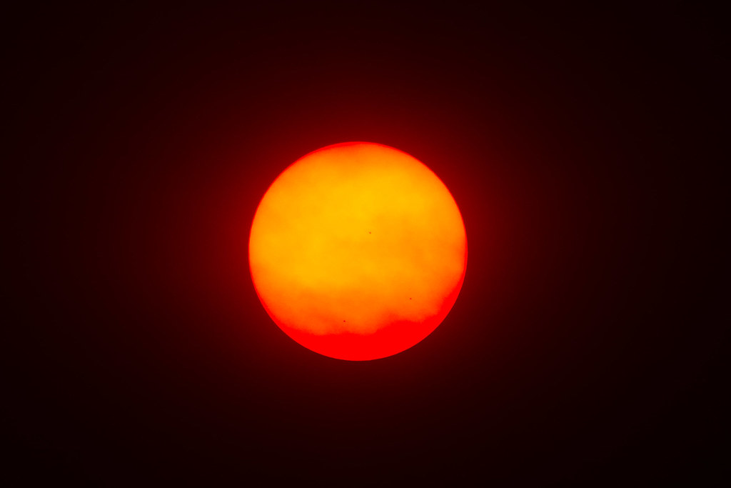 Red Sun Shot of the Sun at 3EV; taken about an hour befor… Flickr