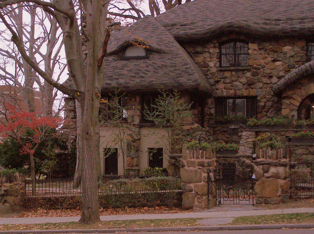 Bay Ridge "Gingerbread House" The "Gingerbread House" at 8… Flickr