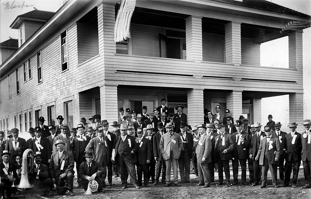 Large Group of Land Buyers in front of Hotel in Flasher, N… Flickr