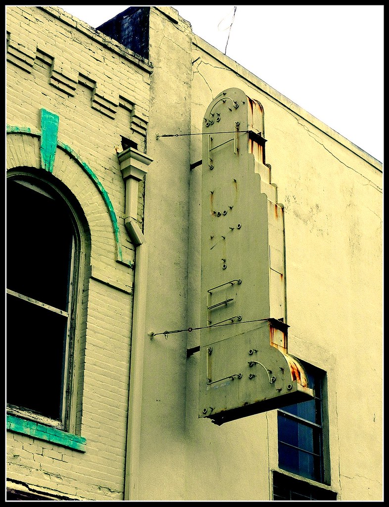 Wadley Ancient hotel sign just off US1 in Wadley… Flickr